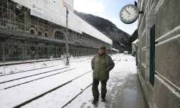 EN LA ESTACIÓN DE CANFRANC. Labordeta pasea por los paisajes de su infancia, junto a las obras que convertirán la estación de tren en un hotel. / FOTOGRAFÍAS: FERNANDO GÓMEZ/