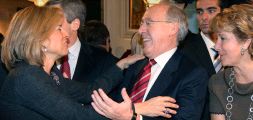 Manuel Pizarro recibe el abrazo de la concejal en Madrid y esposa de Aznar, Ana Botella, en presencia de Esperanza Aguirre. / EFE/