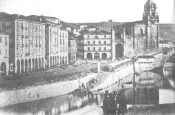 PUNTO DE ENCUENTRO. La Plaza Vieja, con el edificio de las Casas Consistoriales al fondo. / EL CORREO/