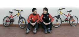 SOCIOS. Antón y Txurruka, sentados junto a la entrada de la sede de la Fundación Euskadi, en Derio. / IGNACIO PÉREZ/