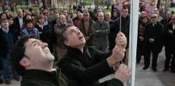 PRECAMPAÑA. Urkullu iza la ikurriña en la plaza de Loiu, donde el PNV celebró el X Alderdi Eguna del Txorierri. / IGNACIO PÉREZ/