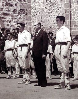 Manuel de Aranegui bailando el aurresku. / SOCIEDAD LANDAZURI/