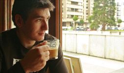 UNA MIRADA AL FUTURO. Hodei toma un café en un bar de Vitoria durante la emotiva conversación que mantuvo con EL CORREO. / JESÚS ANDRADE/