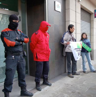 LA ERTZAINTZA custodió el acto de firma de las actas. / M. DÍAZ/