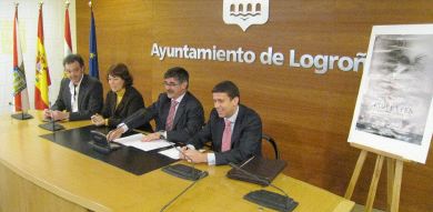 Pablo Pereda e Irune Manzano, autor y actriz, junto al edil Ángel Varea y Felipe Andrés, de la Caixa / A. L./
