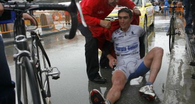 AL SUELO. David Herrero trata de recuperarse de la espectacular caída que sufrió a la entrada de la recta de meta de Orio. / FOTOS: REUTERS/