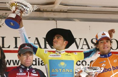 PODIO. Alberto Contador, en lo más alto del podio, acompañado por Evans a la izquierda, y Dekker. / AFP/