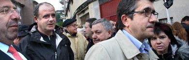 UNIDAD. Patxi López, junto a Paulino Luesma, Joseba Egibar, Miguel Buen y Ana Urchuegía, ayer ante la sede atacada en Elgoibar. / BERNARDO CORRAL/