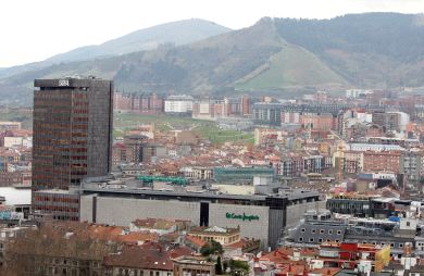 SEDE. La torre del BBVA, junto al edificio de El Corte Inglés. / LUIS ÁNGEL GÓMEZ/