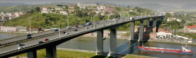 LA VÍA CON MÁS TRÁFICO DE VIZCAYA. Los dos tableros del puente de Rontegi, con 640 metros de longitud, soportan el paso de más de 135.000 vehículos al día por término medio, 30.000 más que la Solución Sur de la A-8. / FERNANDO GÓMEZ/