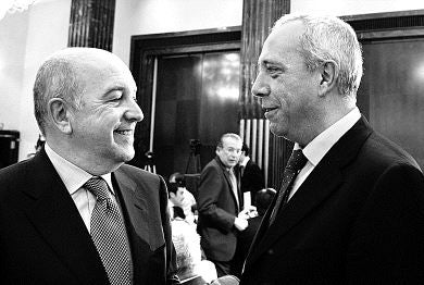 David Taguas conversa con el comisario Joaquín Almunia. / EFE/
