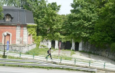 DETERIORO. La finca emerge de entre la vegetación frondosa. / PEDRO URRESTI/