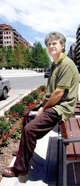 CURIOSO. Pérez Escohotado, en la Gran Vía de Logroño. / M. H./