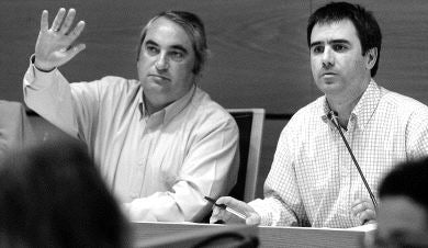 NUEVO ALCALDE. De los Toyos, en esta imagen junto a Arriola, cogerá el mando de la alcaldía a finales de mes. / JULIO CALLEJA/
