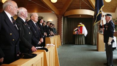DESPEDIDA. Familiares y ex combatientes rinden honores a Alfredo Ruiz en el funeral oficiado ayer en Nuneaton. / IONE SAIZAR/
