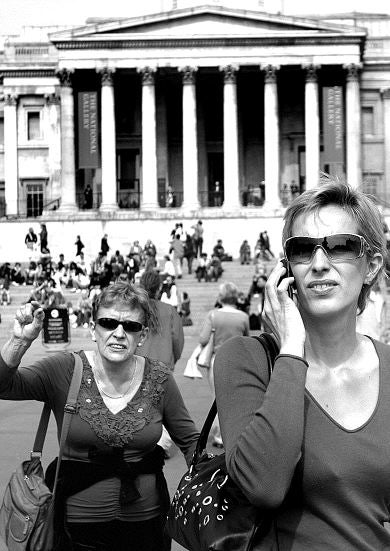 Una turista habla por su móvil, en Londres. /AP/