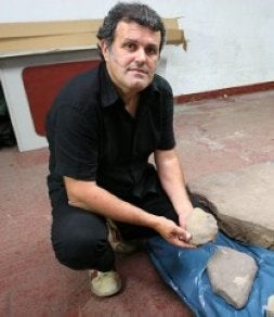 López Quintana muestra algunas piezas halladas en el yacimiento. / MAIKA SALGUERO -JCLQ/