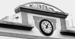 FRONTAL. Sobre el reloj existente en la fachada, la placa que atestigua el año de inauguración. /JULIO CALLEJA/