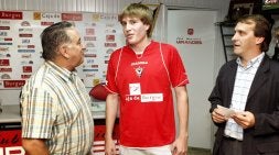 Mikel Iribas entrena de nuevo con el equipo tras el acto que tuvo lugar ayer por la tarde en la sala de prensa de Anduva. / AVELINO GÓMEZ/