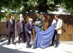 Morga y García Turza descubren la escultura de Villegas. / C. S./