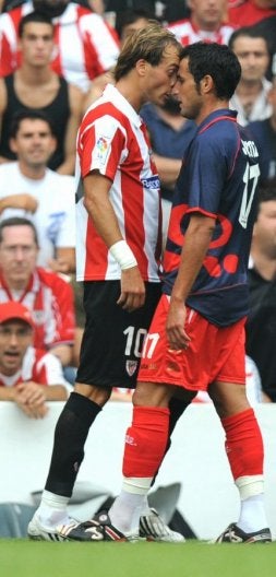 Yeste, que falló un penalti, se encara con un rival./
