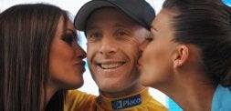 El nuevo líder de la Vuelta a España, Leipheimer, con una sonrisa en el podio. / AFP El corredor madrileño Alberto Contador desafía al cronómetro. / AFP/