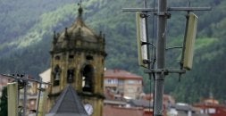 . Una antena situada frente al campanario de la iglesia de San Andrés. /JULIO CALLEJA/