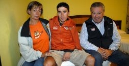 . Igor Antón, en la habitación de un hotel de Oviedo con su ama y Madariaga, mánager del Euskaltel. / JESÚS DÍAZ/