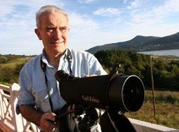 Roy Dennis durante su estancia en la Reserva de Urdaibai. / MAIKA SALGUERO/