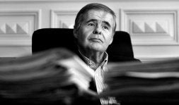 Ruiz Soroa medita una de sus respuestas durante la entrevista en su despacho de Bilbao. / LUIS ÁNGEL GÓMEZ/