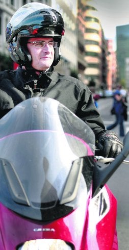 Antonio Basagoiti monta una 'Gilera GP 800', su gran afición. / FOTOS DE MITXEL ATRIO/