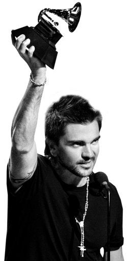 Juanes, con uno de sus cinco trofeos. / REUTERS/