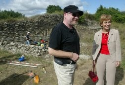 La consejera del Gobierno vasco Miren Azkarate visita con Eliseo Gil el yacimiento alavés. / IGOR AIZPURU/