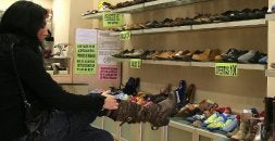 Una mujer se prueba unas botas en una zapatería sin relación con el caso. / EL CORREO/