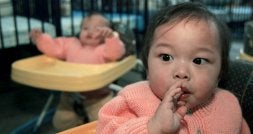 El 63% de los menores extranjeros adoptados hasta 2007 en Euskadi eran niñas, una gran parte procedentes de China, Rusia, Ucrania y el resto de los países del Este. / EFE/