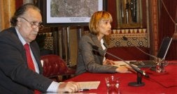 Iñaki Azkuna y Nuria López de Guereñu presentaron ayer el proyecto mediante infografías./ MIREYA LÓPEZ/