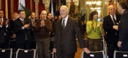 Stéphane Hessel recibe un fuerte aplauso a su llegada al Salón Árabe. / MIREYA LÓPEZ/