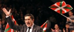 Patxi López, en un mitin rodeado de ikurriñas, se marca como objetivo poder dar «cuanto antes» discursos en euskera. / AP/