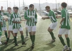 Los jugadores del Pradejón festejan con champán el ascenso a Tercera./