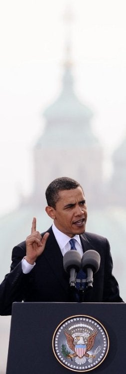 Obama gesticula durante su discurso en Praga. / AFP/