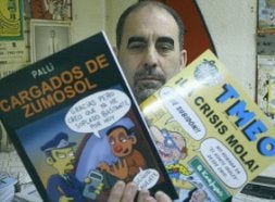 El dibujante Kini, con el álbum y la revista. / JESÚS ANDRADE/