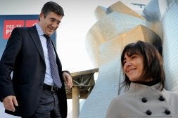 Begoña Gil precede a su marido en uno de los actos de precampaña que el PSE celebró junto al Guggenheim. / IGNACIO PÉREZ/