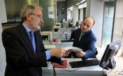 Javier Heppe, a la izquierda, en las oficinas de la plaza./ LUIS ÁNGEL GÓMEZ/