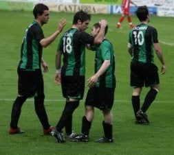 Los mejores del Sestao ante el Guijuelo celebran el gol. / P. URRESTI/