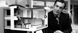 Jabyer Fernández contempla una maqueta que muestra la construcción de viviendas por módulos. / FERNANDO GÓMEZ/