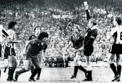 Franco Martínez amonesta a Maradona, junto a Urtubi, Víctor, Schuster y De Andrés. / FEP/