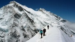 La cumbre es una pirámide vertical y siempre cubierta de hielo que debido a su desnivel exige de los alpinistas un esfuerzo sobrehumano. / 'AL FILO'/