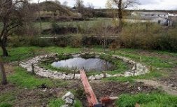 La asociación recuperó la charca junto al río Háchigo. / F. D./