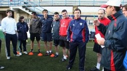 Un grupo de entrenadores, en el campo de Ibarreta de Retuerto./ PEDRO URRESTI/