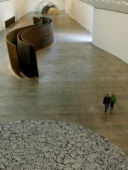 En primer término, un fragmento de 'Círculo de Bilbao'. / BERNARDO CORRAL/